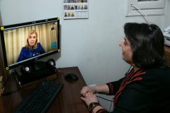 Η Πρόεδρος Εστίας Κοριτσιού "Φιλοθέη η Αθηναία" Ουρανία Πανταζή κατά τη διάρκεια του skype